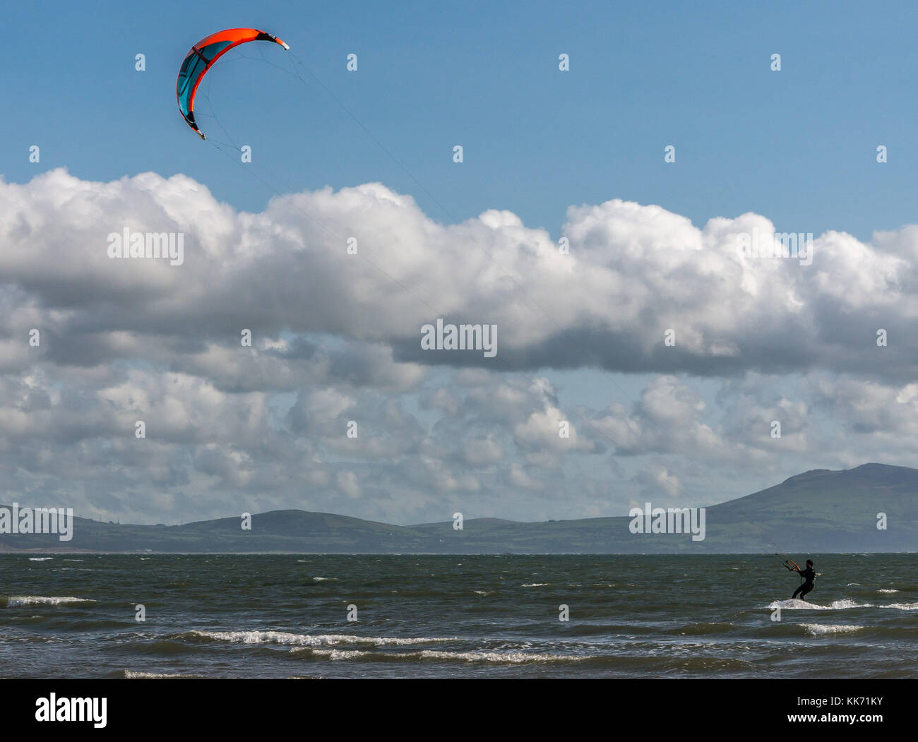Le kite surf à la plage de newborough, Llanfairpwllgwyngyll, Anglesey, Pays de Galles, Royaume-Uni Banque D'Images