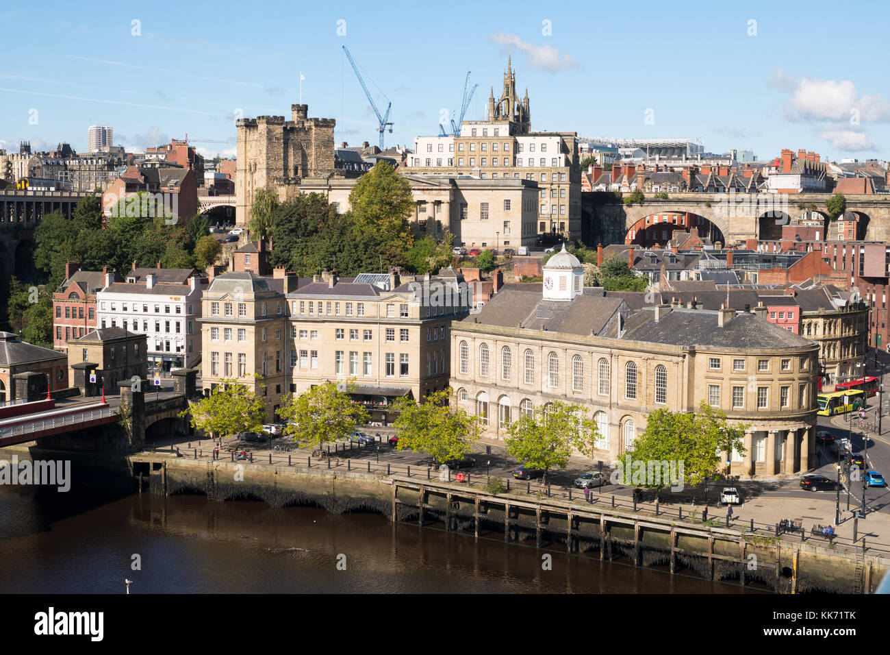 Newcastle Quayside avec le Guildhall dans le premier plan et le Donjon en arrière-plan. Banque D'Images