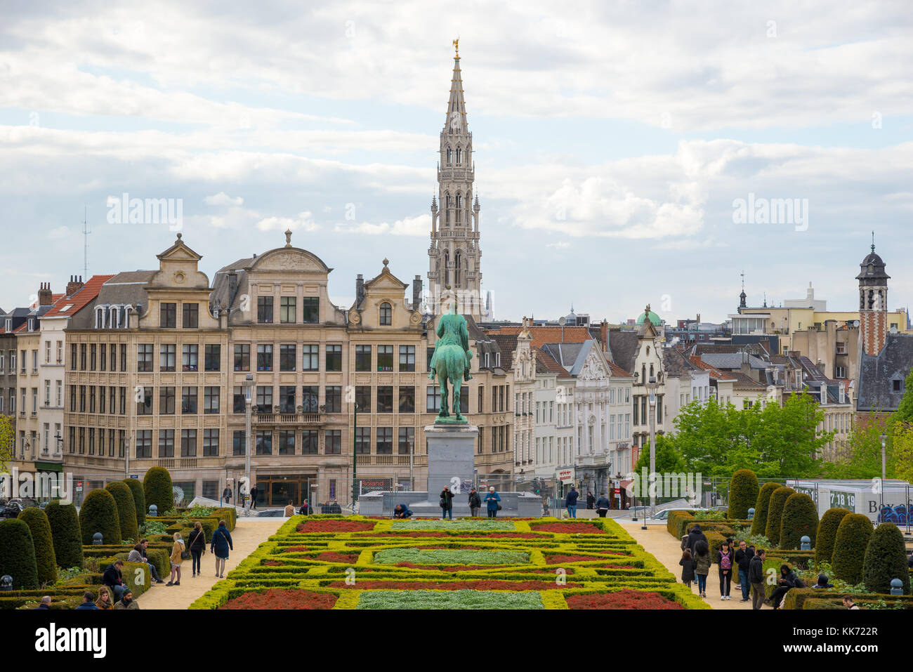 Bruxelles, Belgique - 22 Avril 2017 : les touristes dans la scène de la ville de Bruxelles de Kunstberg ou Mont des Arts - Mont des Arts avec Mairie et Equestri Banque D'Images