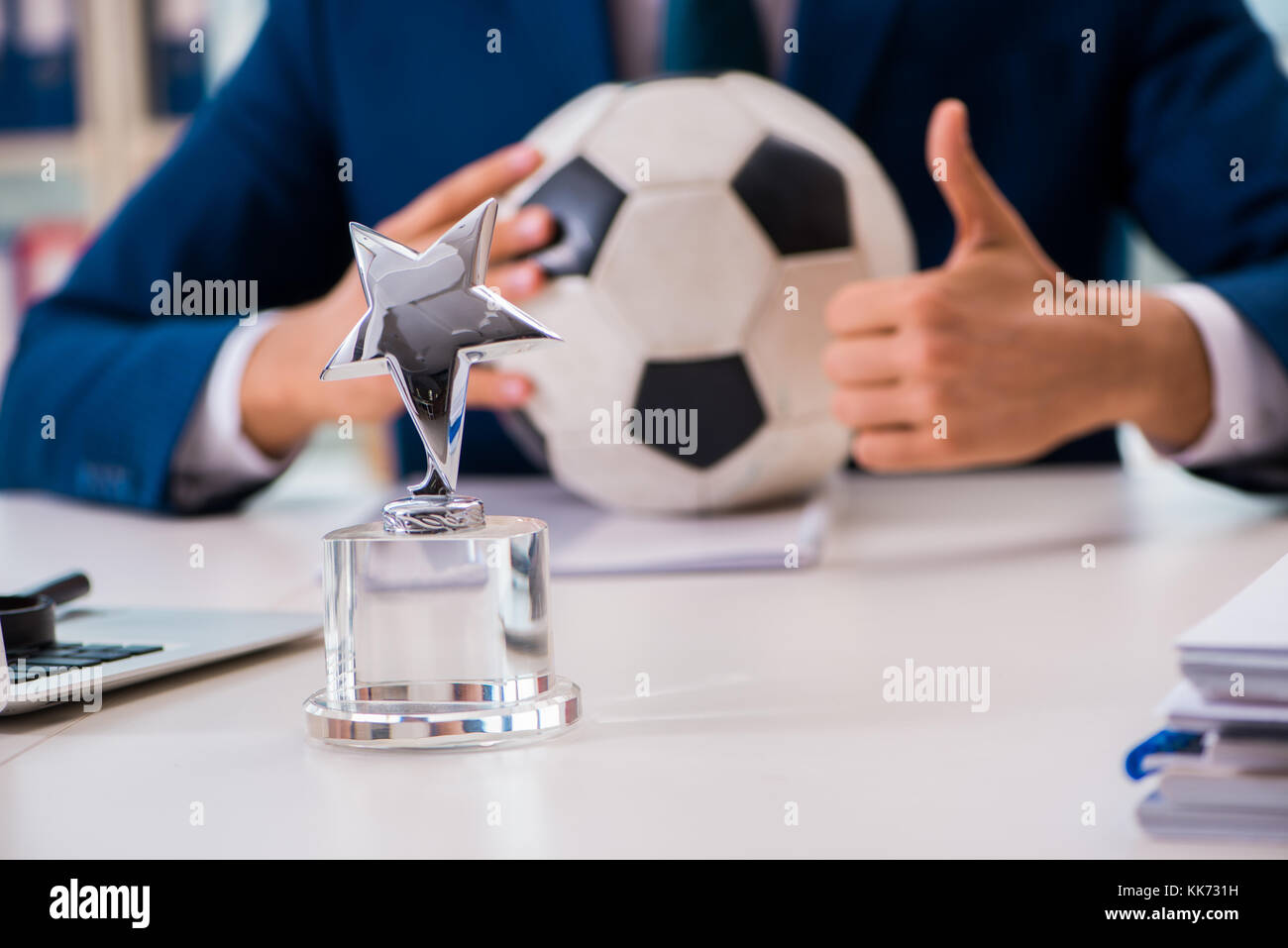 Businessman jouant au football dans le bureau Banque D'Images