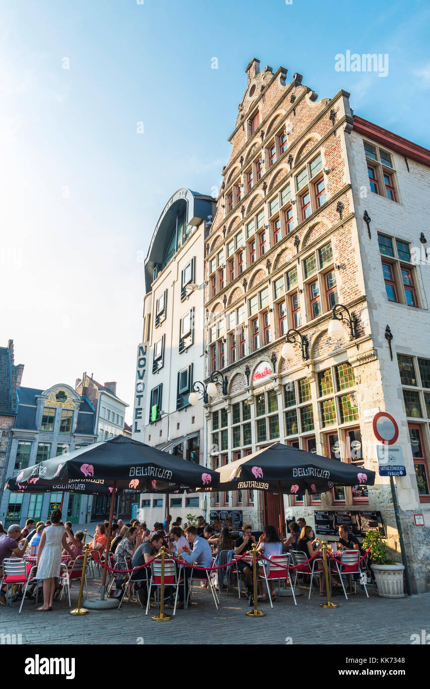 Gand, Belgique - 28 août 2017 : les gens dans un bar terrasse boire un verre dans une rue de la vieille ville de la cité médiévale de Gand, Belgique Banque D'Images