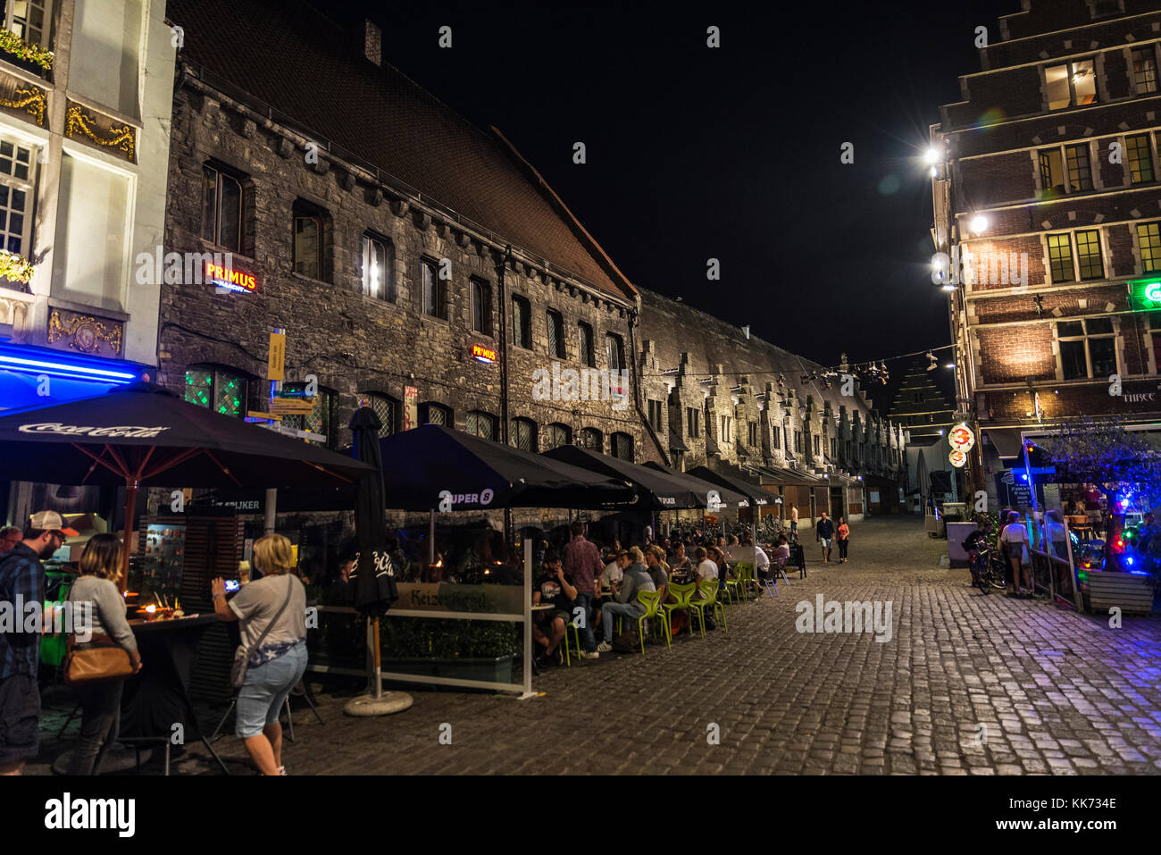 Gand, Belgique - 28 août 2017 : les gens dans un bar boire un verre et de marcher dans une rue la nuit dans la vieille ville de la cité médiévale de Gand, être Banque D'Images