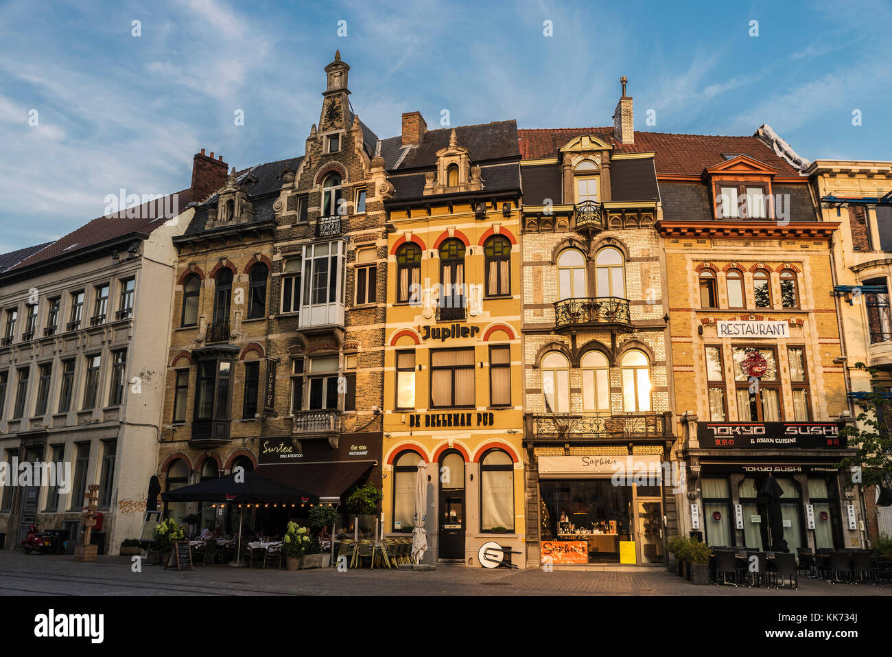 Gand, Belgique - 28 août 2017 : façade d'un vieux bâtiments historiques avec terrasse bar et restaurant dans le centre ville de Gand, Belgique Banque D'Images