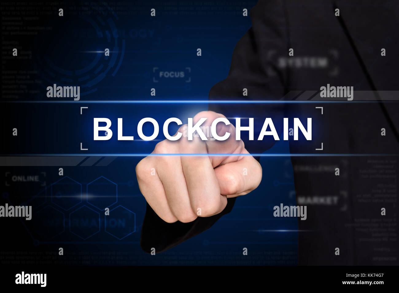 Main blockchain d'affaires en cliquant sur le bouton sur l'écran virtuel Banque D'Images