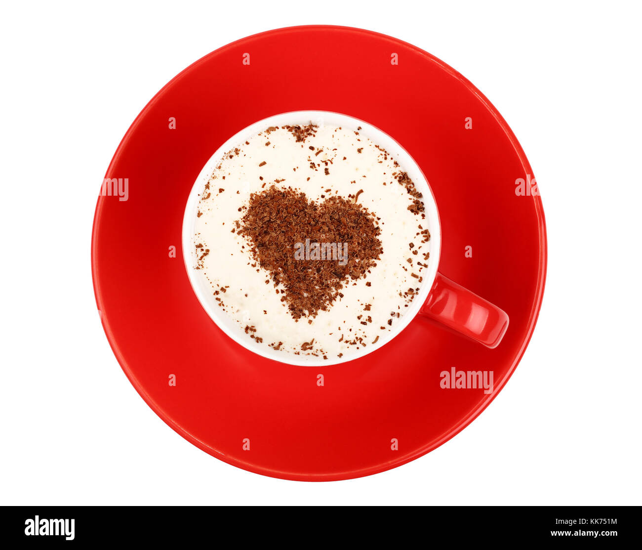 Près d'une latte de cappuccino avec du lait au chocolat en forme de coeur rouge avec garniture en tasse soucoupe isolé sur fond blanc, augmentation de la vue d'en haut, Banque D'Images