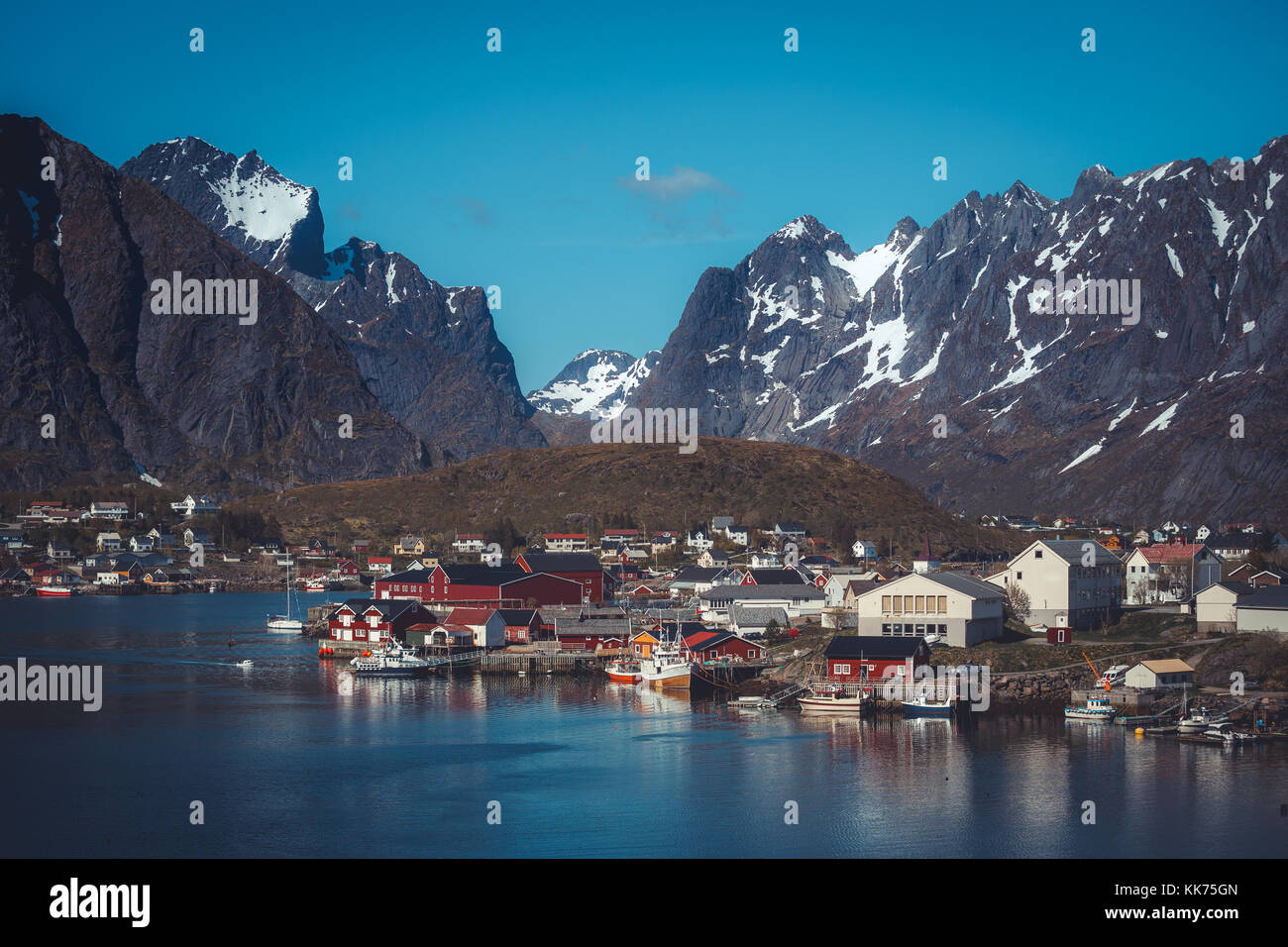 Paysage de montagne et de la ville de Reine dans les Lofoten, Norvège Banque D'Images