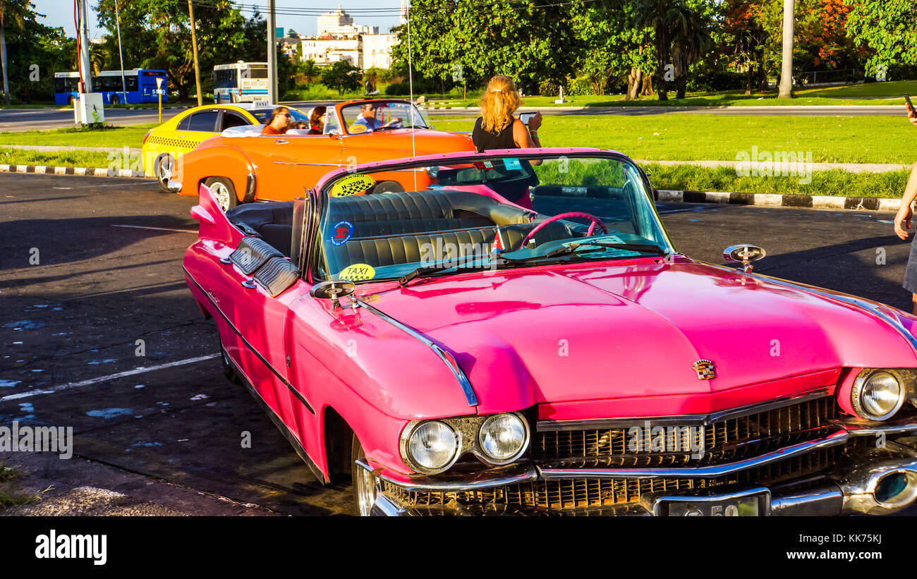 Vintage car sur la rue de La Havane, Cuba. Il y a plus de 60,000 voitures anciennes dans les rues de Cuba. Banque D'Images