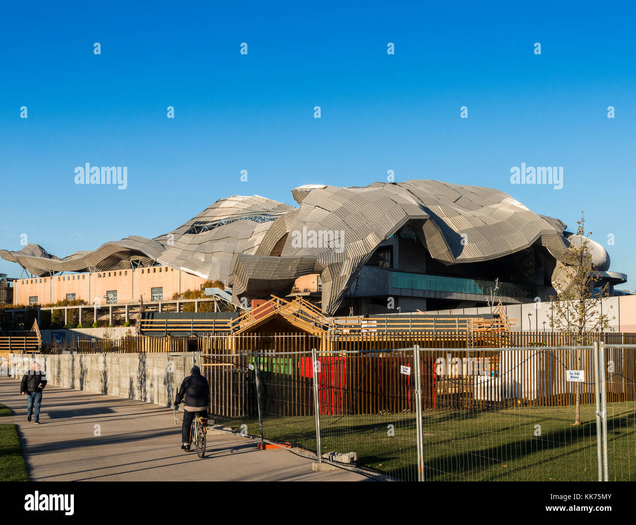 CityLife nouveau quartier à Milan avec des bâtiments résidentiels et corporatifs modernes et luxueux, y compris ce bâtiment qui abritera un espace commercial Banque D'Images