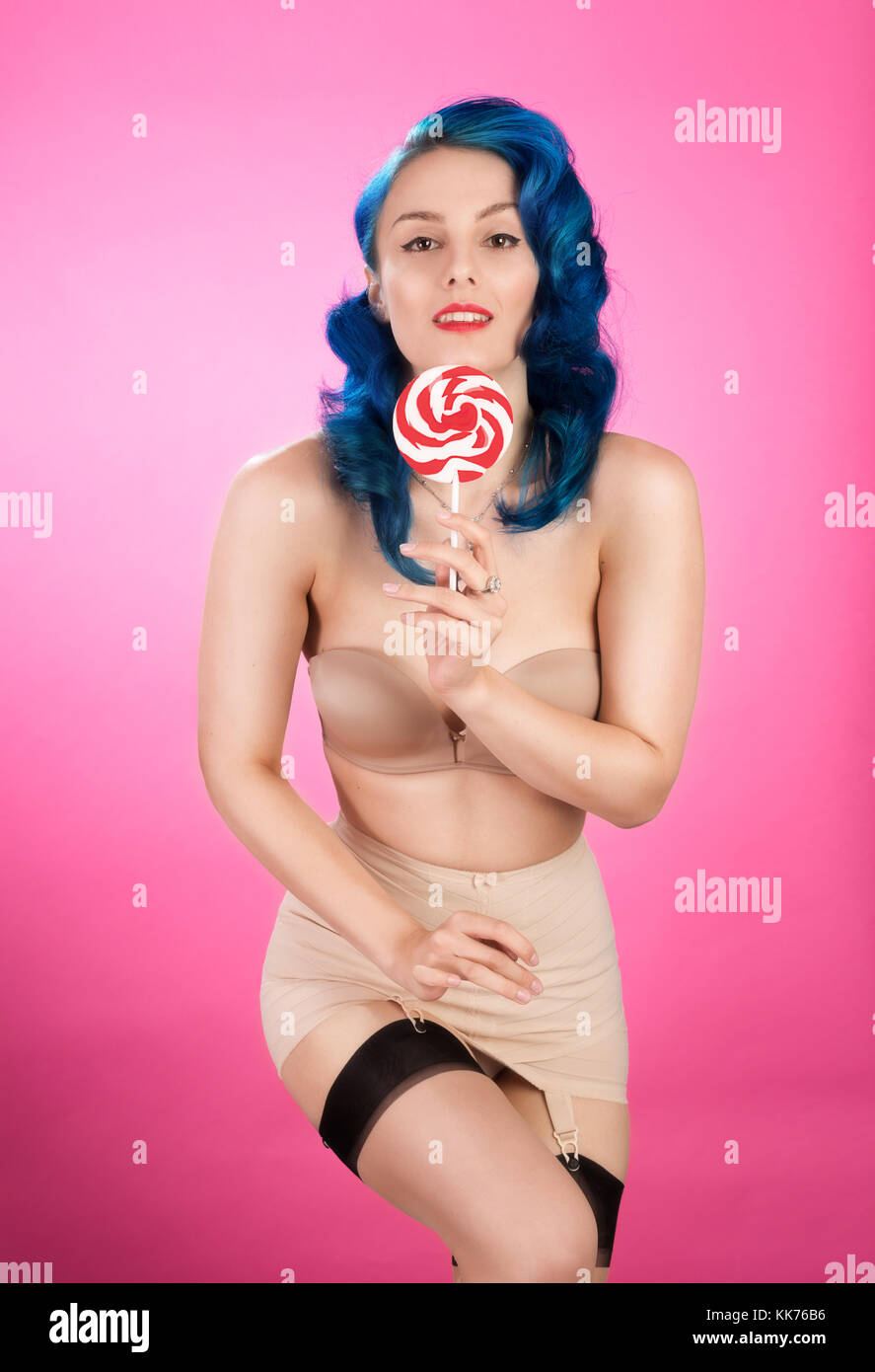 Pin up cheeky girl with candy lollipop Banque D'Images