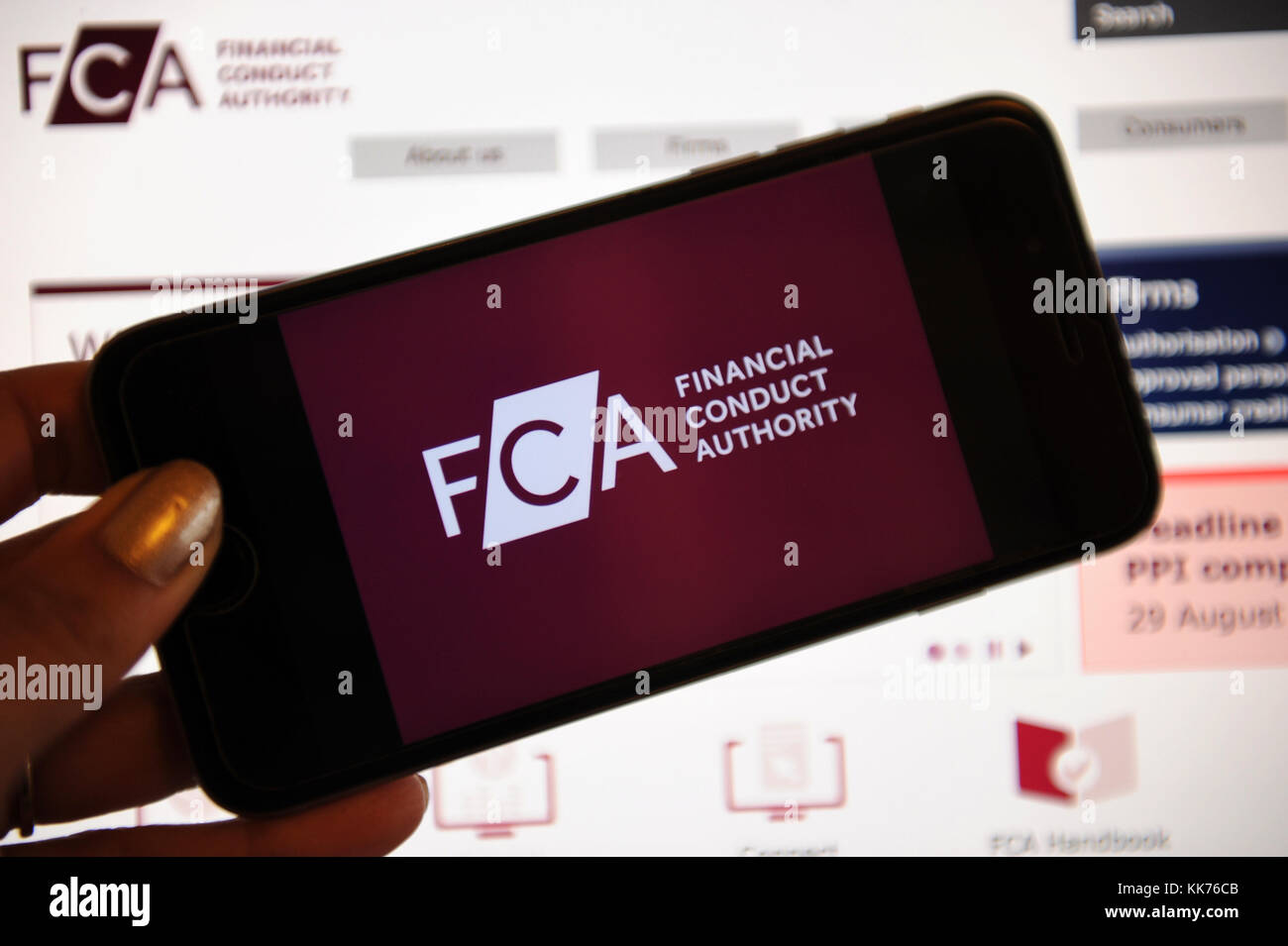 Logo Financial Conduct Authority sur un écran téléphonique Banque D'Images