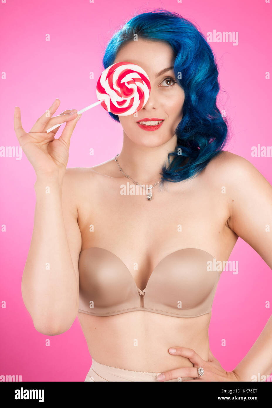 Pin up cheeky girl with candy lollipop Banque D'Images