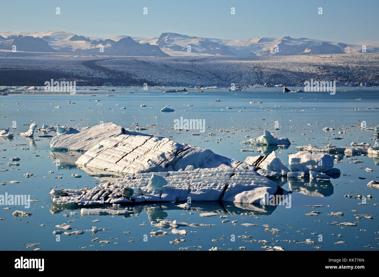Les icebergs dans le lac en été jökulsárlón islandais Banque D'Images