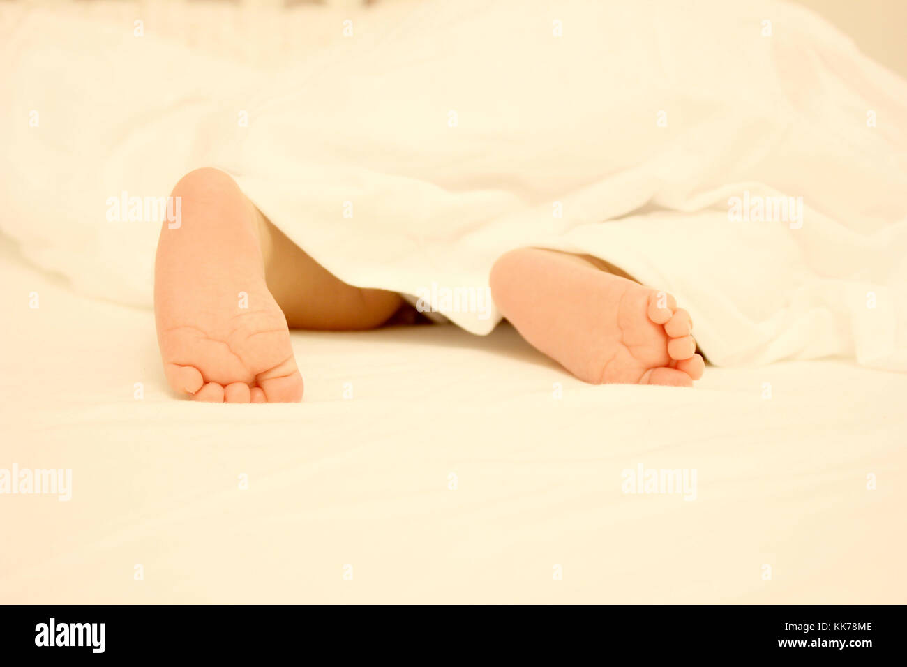 Baby foot sous les feuilles Banque D'Images