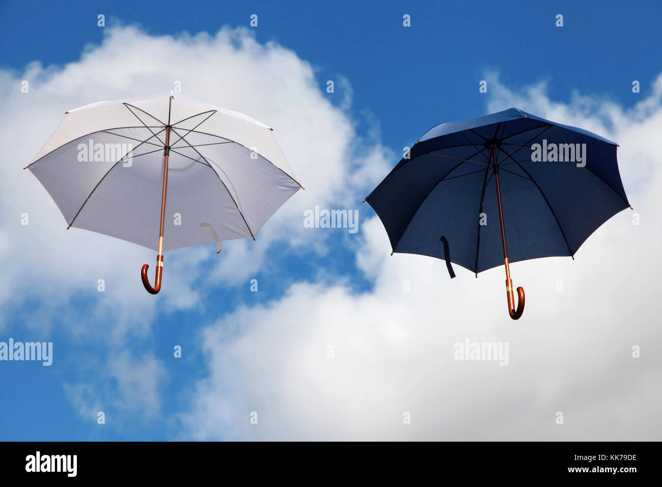 Deux Parapluies flottantes en blanc et bleu foncé. Banque D'Images