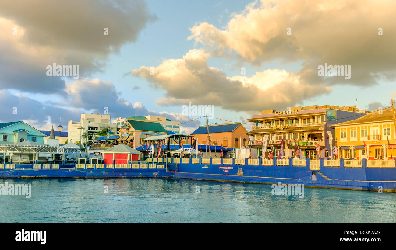 George Town, Grand Cayman, îles Caïmans, Nov 2017, vue sur le port de voiture de la mer des Caraïbes Banque D'Images