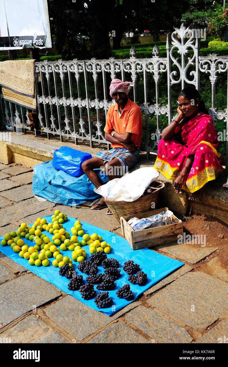 Vendeur de fruits sur les rues à Devaraja Market area, Mysore, Karnataka, Inde Banque D'Images