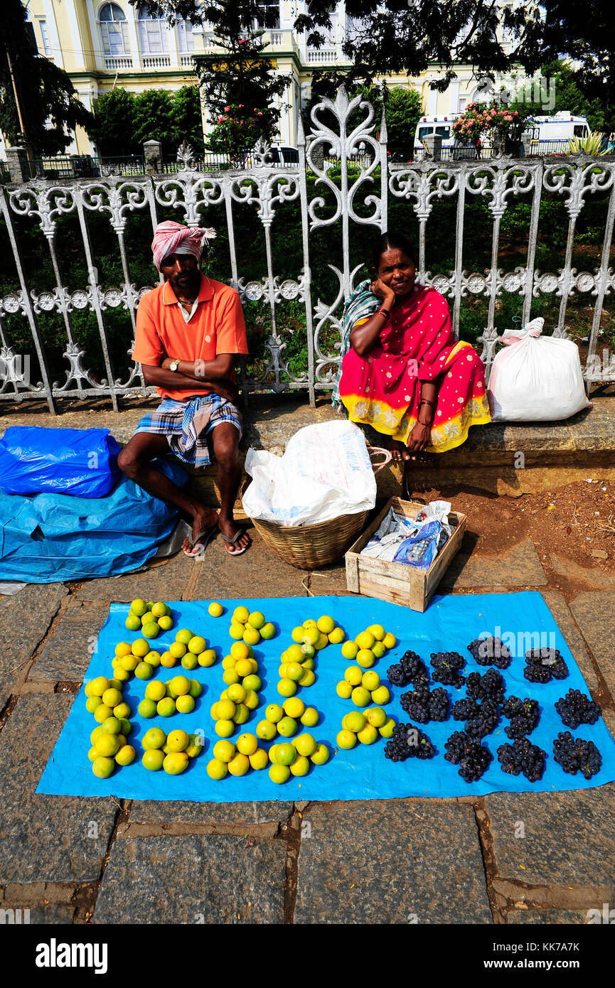 Vendeur de fruits sur les rues à Devaraja Market area, Mysore, Karnataka, Inde Banque D'Images
