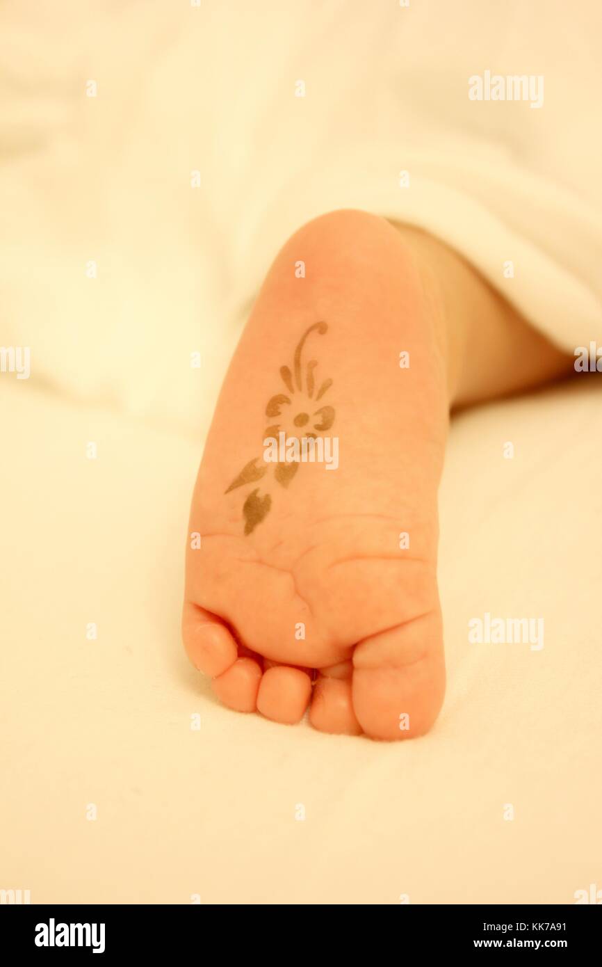 Pieds bébé onder les feuilles Banque D'Images