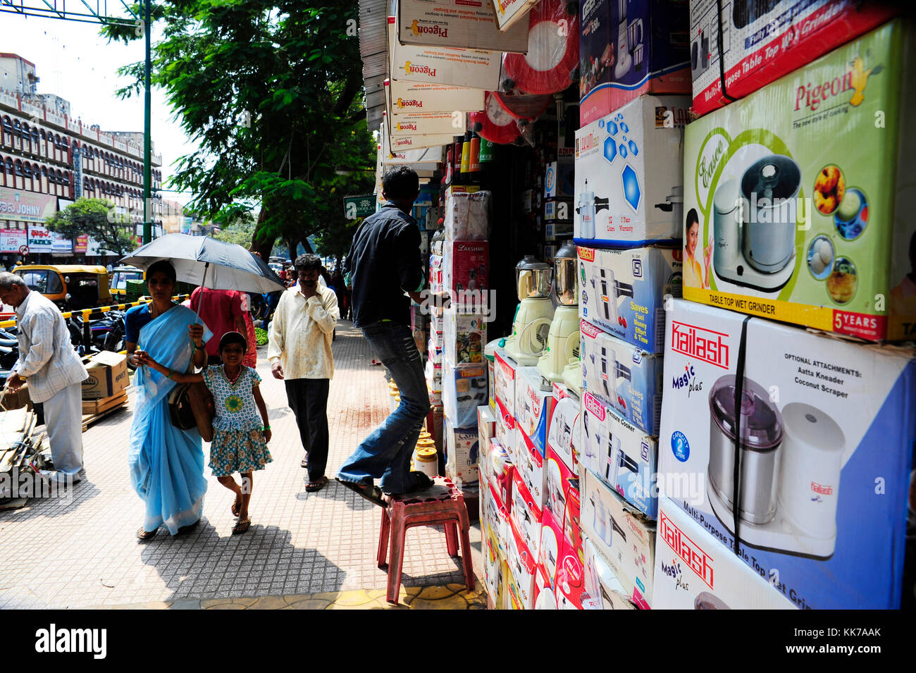 Boutiques dans l'Devaraja Market vente d'articles ménagers, Mysore, Karnataka, Inde Banque D'Images