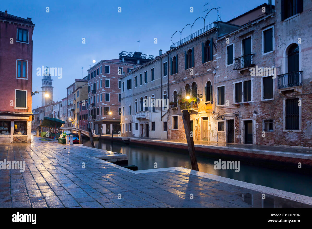 Avant l'aube, heure bleue vue de dessus le Rio di San Barnaba canal depuis le Campo San Barnaba, Dorsoduro, Venise, Italie. Banque D'Images