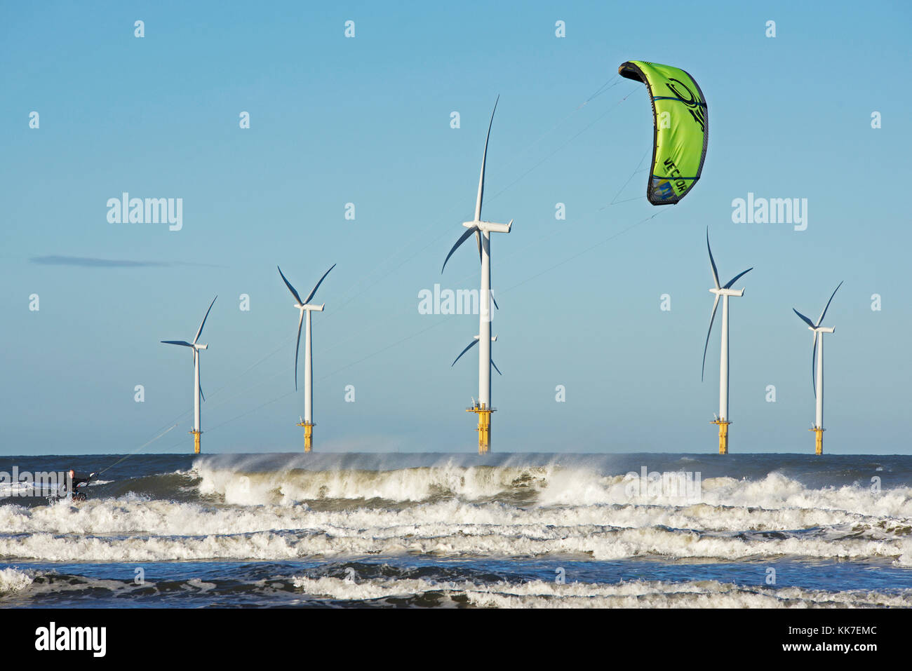 Et l'éolien offshore kite surfer à Redcar, North Yorkshire, England UK Banque D'Images