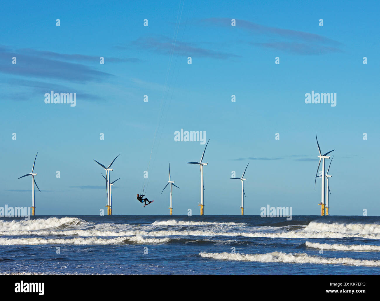 Et l'éolien offshore kite surfer à Redcar, North Yorkshire, England UK Banque D'Images