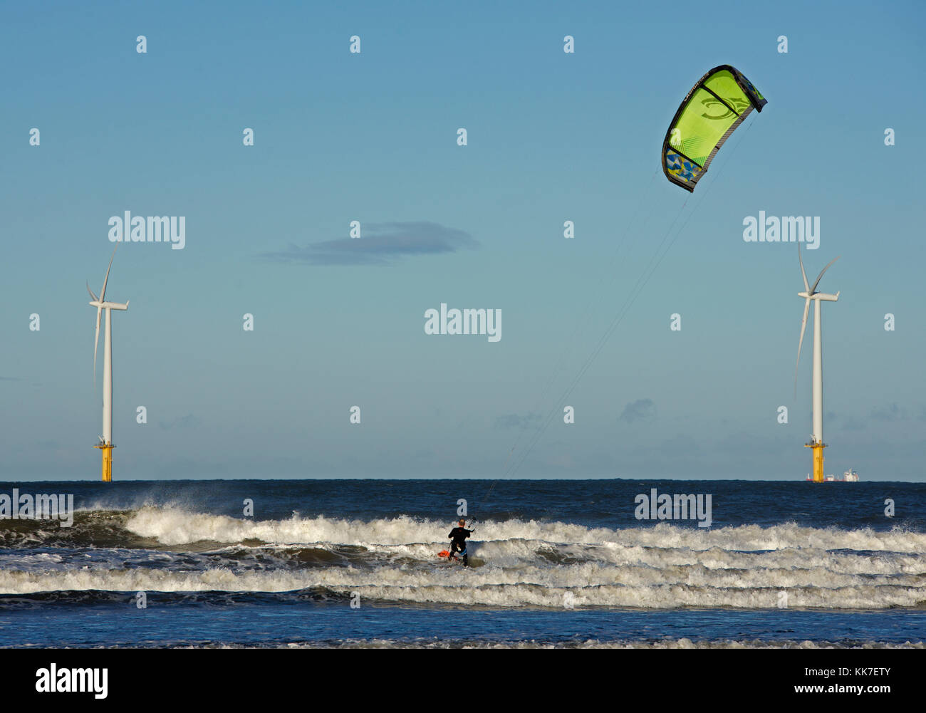 Et l'éolien offshore kite surfer à Redcar, North Yorkshire, England UK Banque D'Images