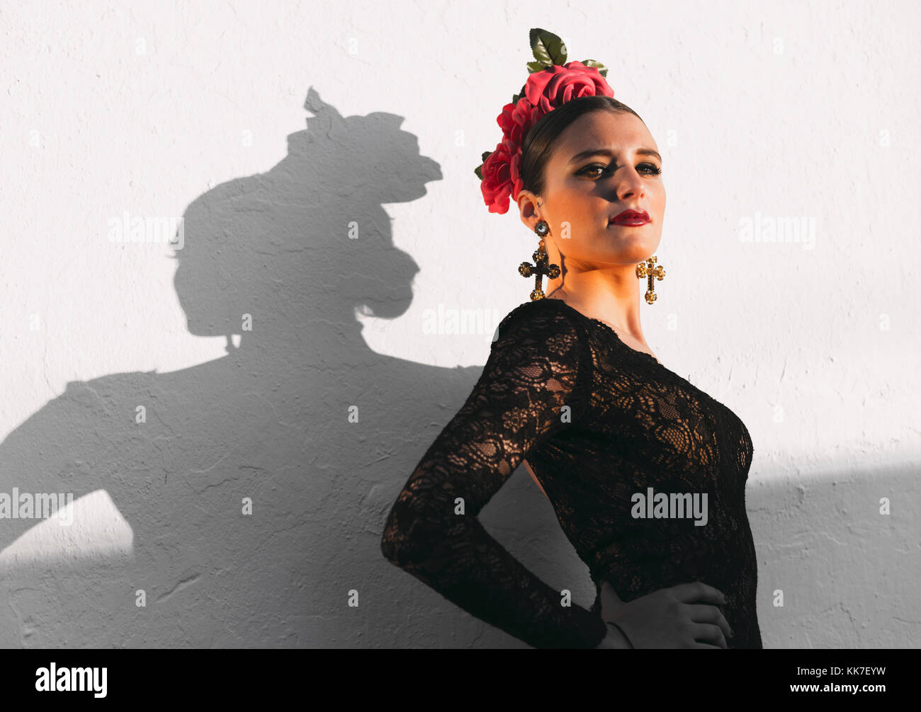 Femme espagnole dans une robe flamenco typique. Banque D'Images
