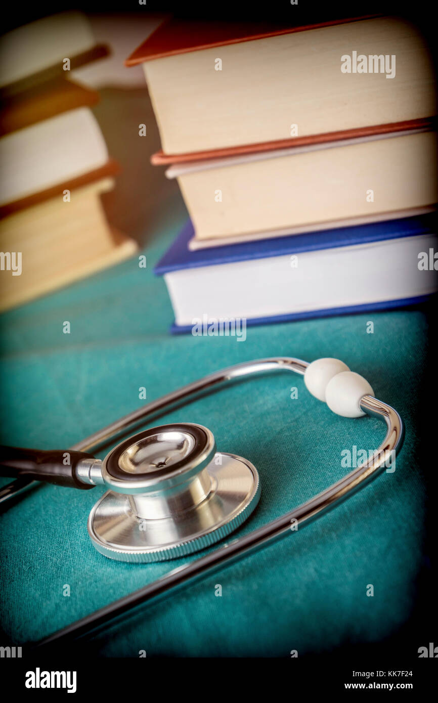 Stéthoscope à côté de certains livres de médecine, conceptual image Banque D'Images