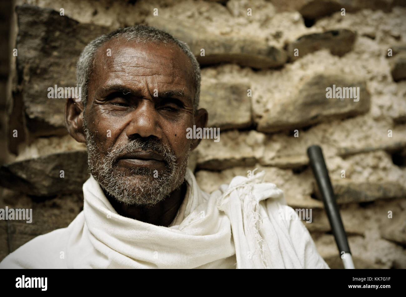 Assis aveugle devant une église à Gondar, Éthiopie Banque D'Images