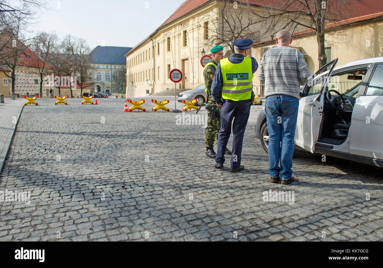 Prague, République tchèque. La police, les soldats et une barrière de sécurité d'arrêter les véhicules venant du château au cours de l'accroissement des mesures de sécurité Banque D'Images
