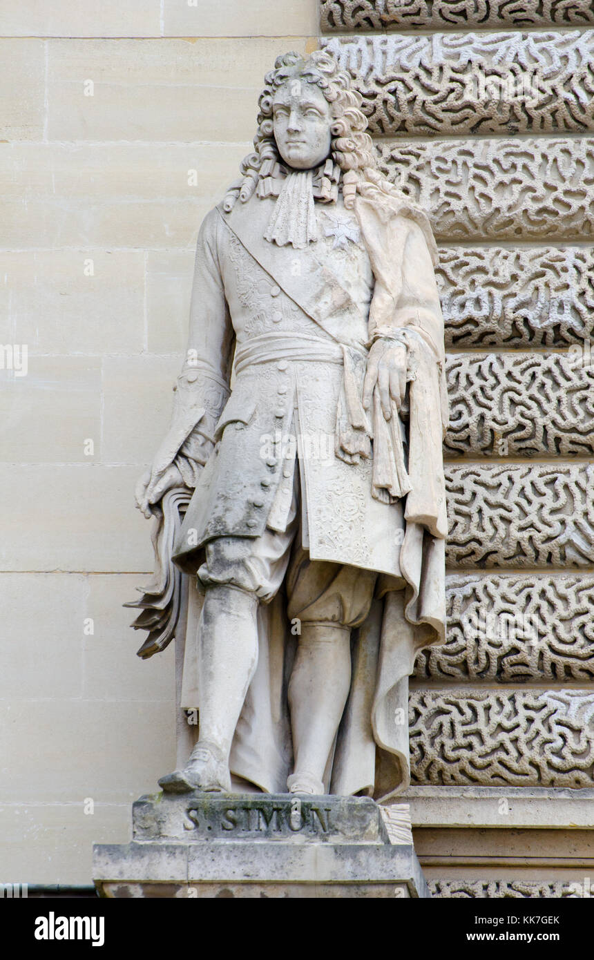 Paris, France. Palais du Louvre. Statue dans la cour Napoléon : Louis de Rouvroy, duc de Saint-Simon (1675 - 1755) Deuxième duc de Saint-Simon, Français, donc Banque D'Images