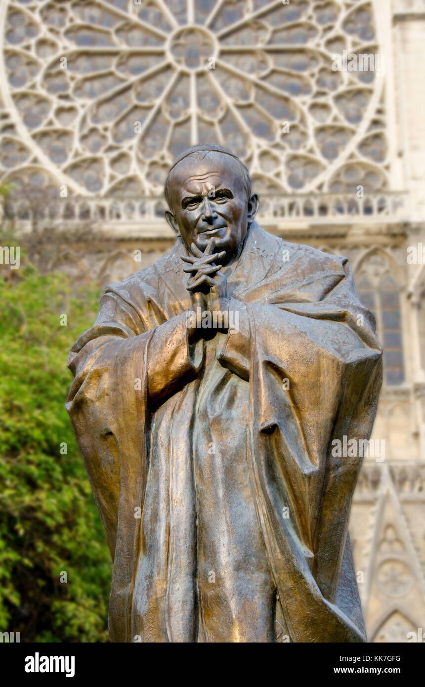 Paris, France. Statue : le Pape Jean Paul II : Zurab Tsereteli (2014) à l'extérieur de la cathédrale Notre Dame / Notre-Dame de Paris sur l'île de la Cité. Banque D'Images