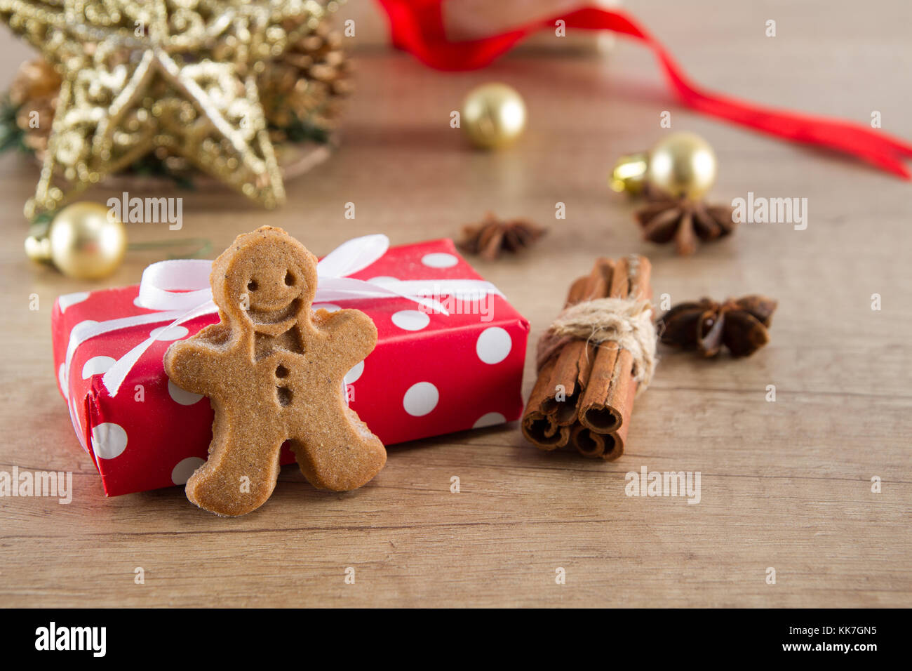 Boîte-cadeau de Noël avec gingerbread cookies faits maison et décoration de Noël Banque D'Images