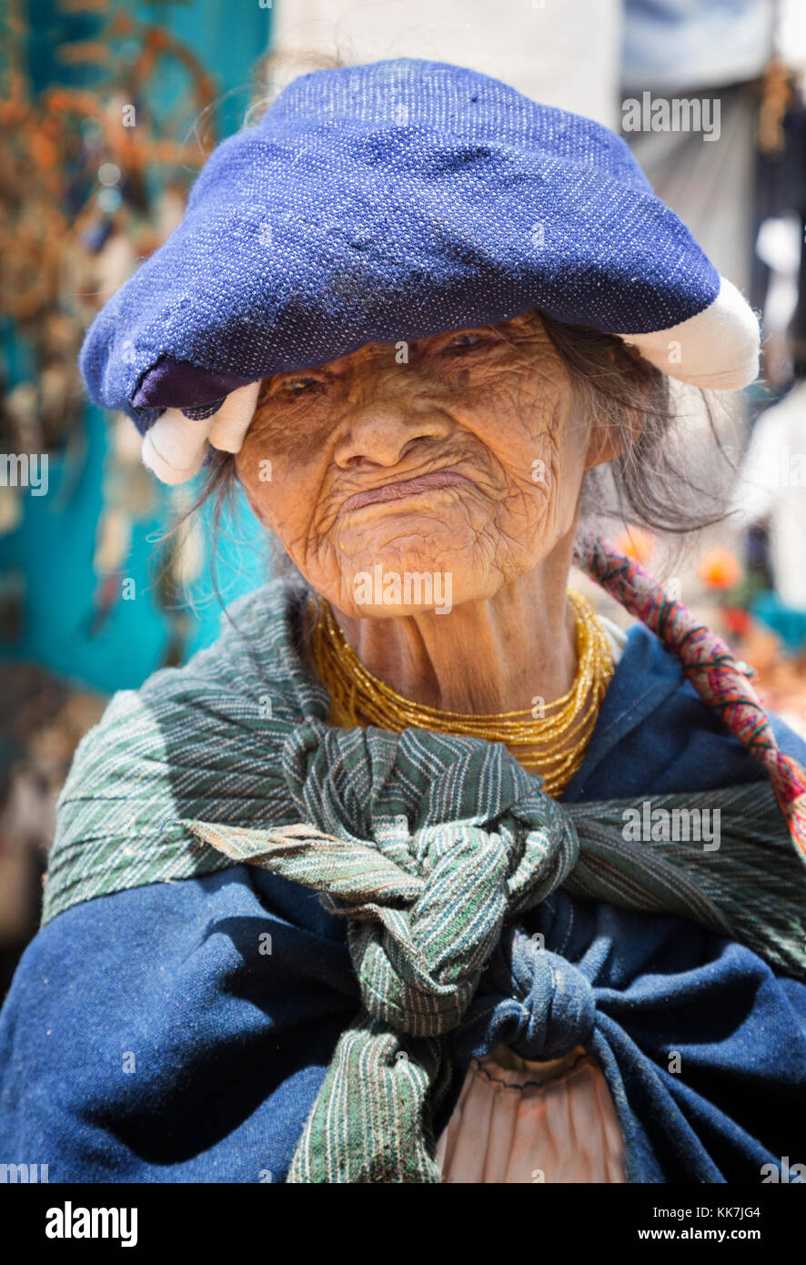 L'Équateur femme ; - les personnes âgées femme en costume traditionnel, Otavalo, Equateur, Amérique du Sud Banque D'Images