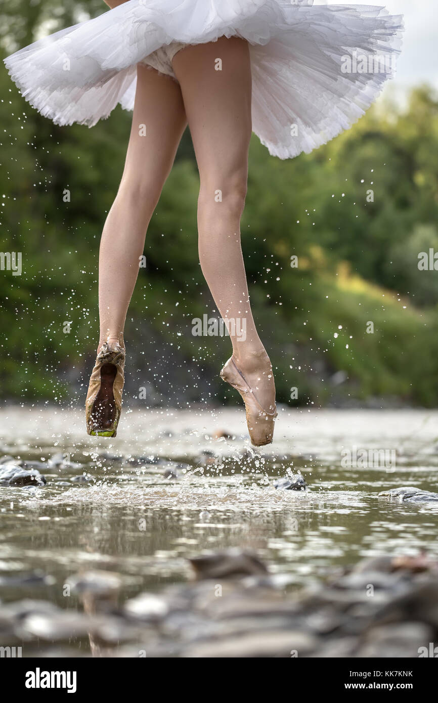 Ballerine sautant dans la rivière Banque D'Images