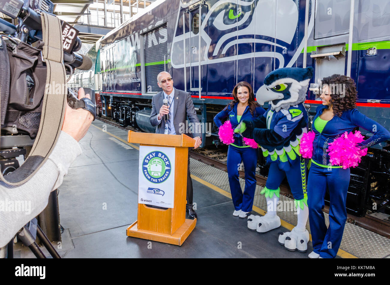 Ron Pate, directeur de la WSDOT Rail, Freight and ports, parle pendant les débuts du train Seahawks, rejoints par Blitz et Sea Gals. Lancement du train Amtrak Cascades Seahawk 30537711551 o Banque D'Images