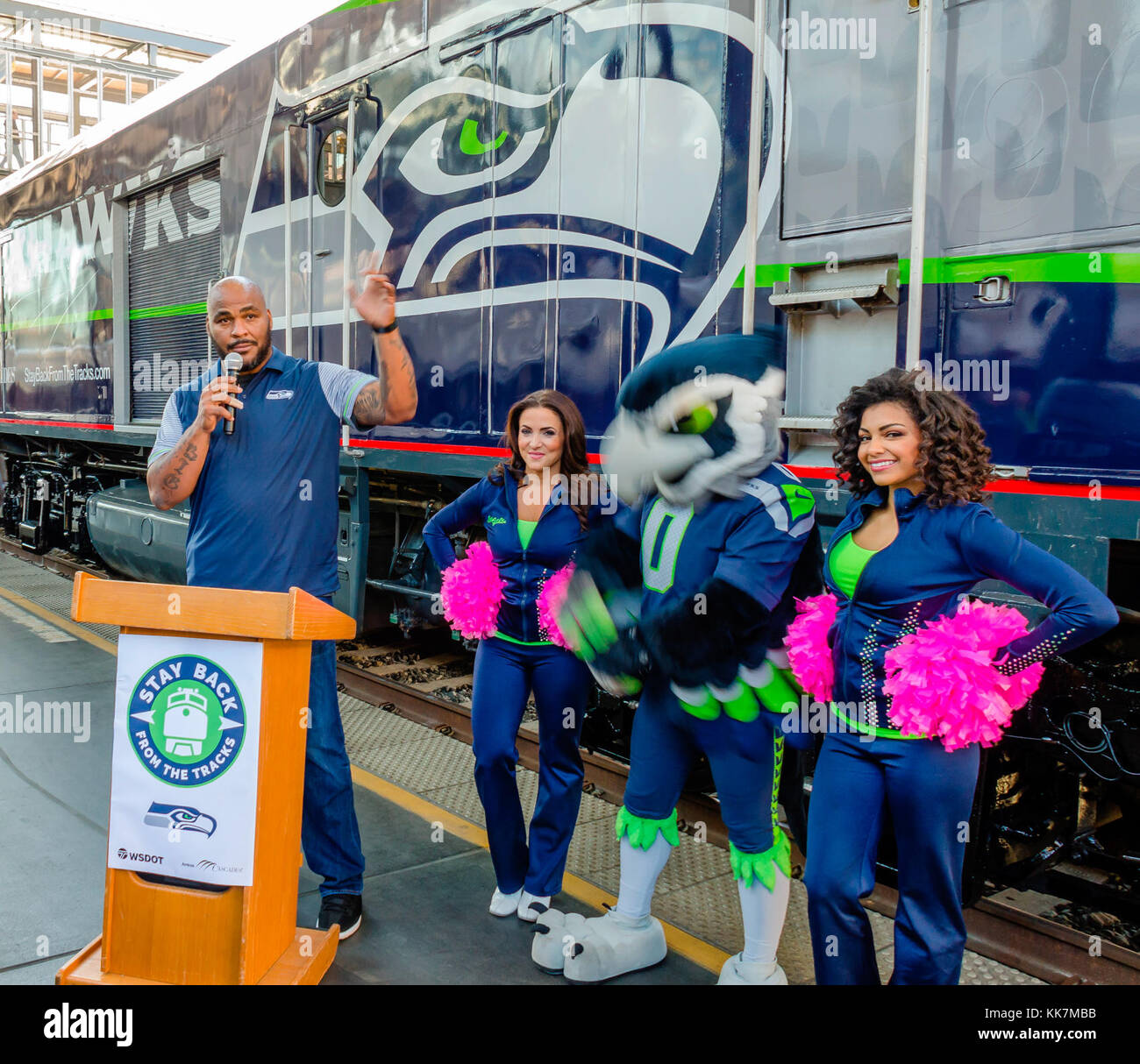 Seahawks Hall of Famer Walter Jones parle lors de la cérémonie de lancement du train Amtrak Cascades Seahawks. Amtrak Cascades Seahawk train Walter Jones 30537712171 o Banque D'Images