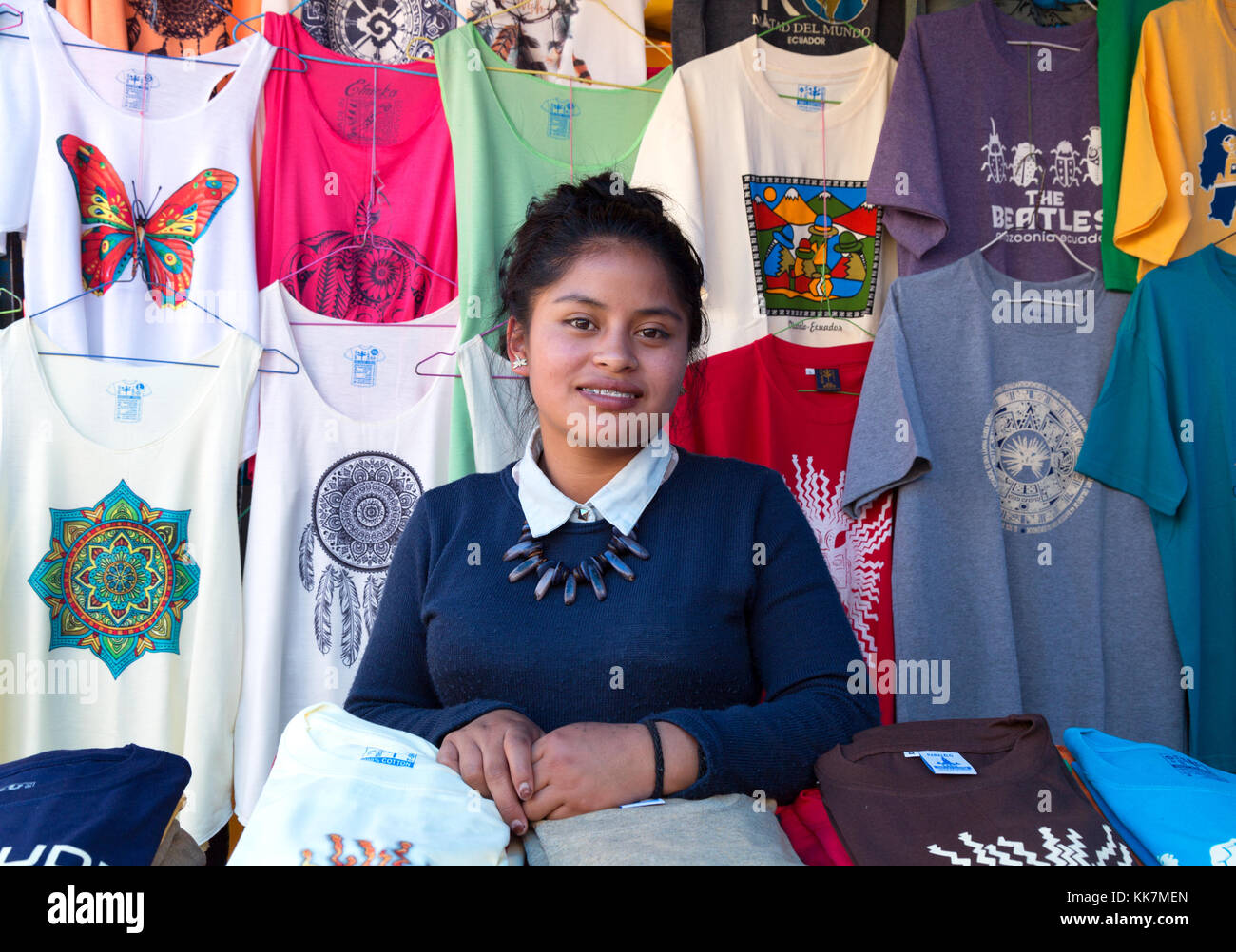 Décrochage du marché d'Otavalo et teenage femme exposant, marché d'Otavalo, Equateur Amérique du Sud Banque D'Images