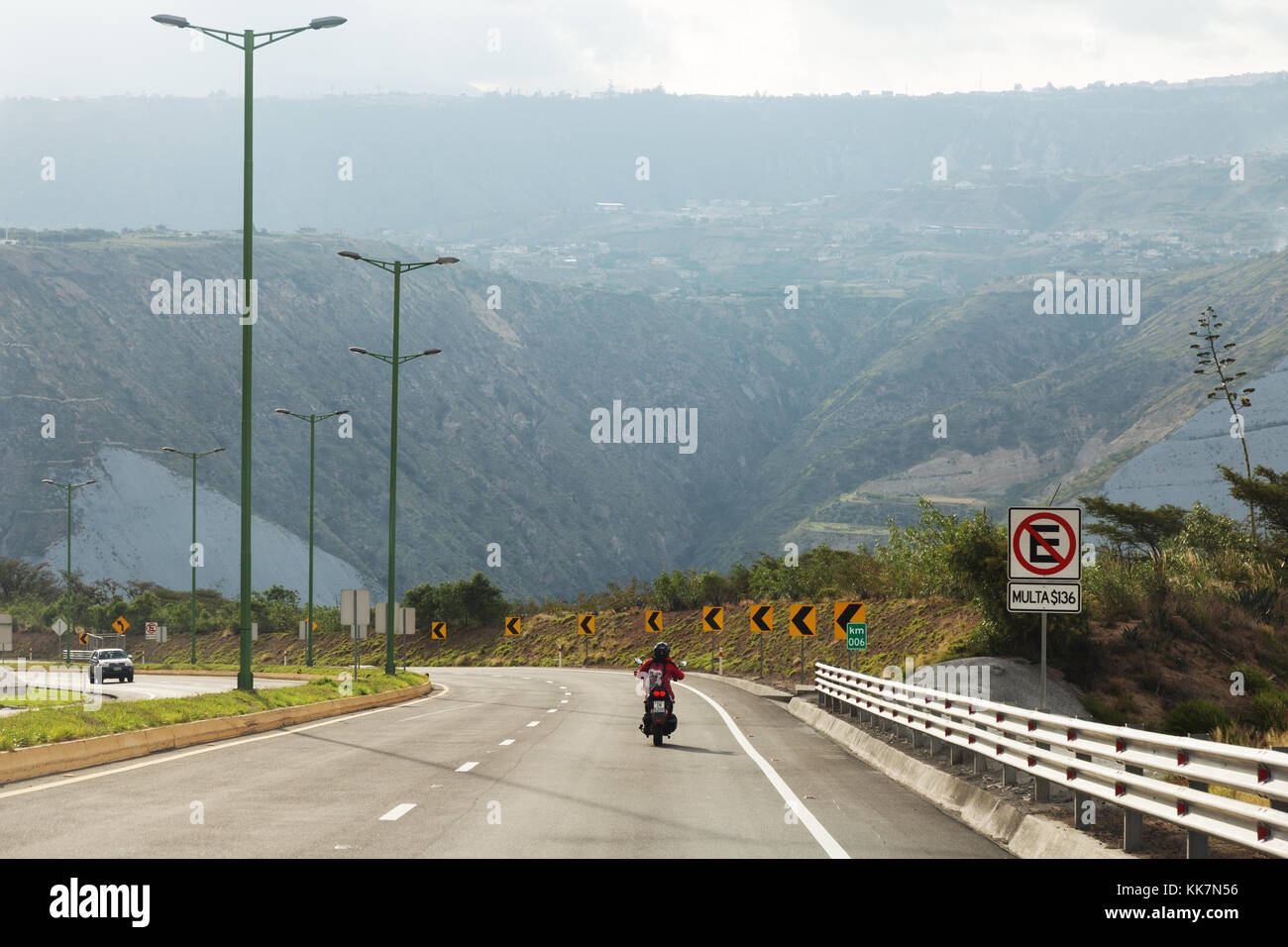 Equateur - moto motard et une motocyclette sur la route Panaméricaine, Equateur, Amérique du Sud Banque D'Images
