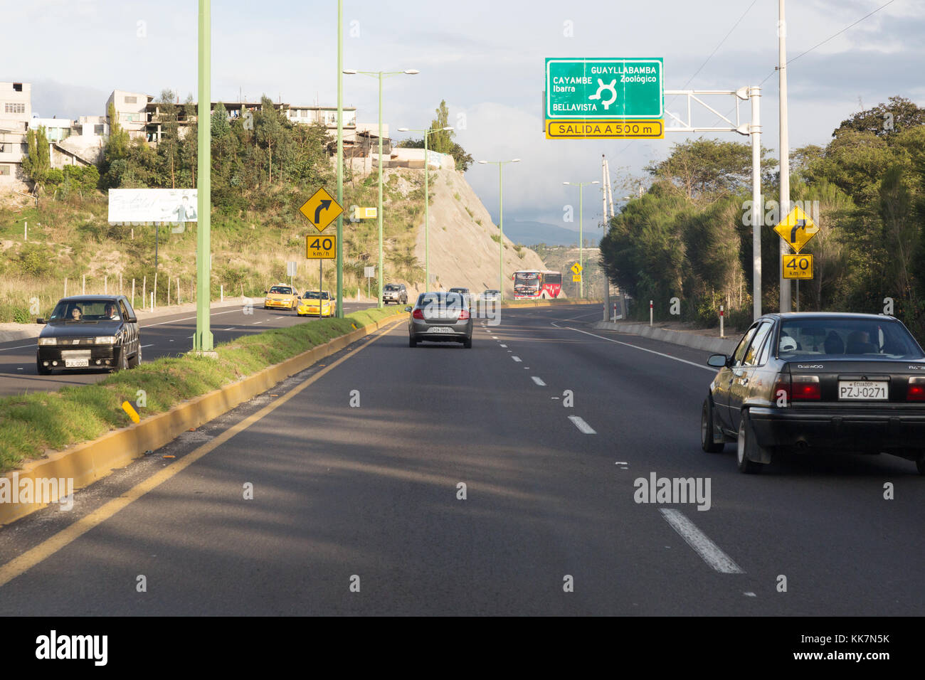 En voiture sur l'autoroute panaméricaine dans le nord de l'Équateur, en Amérique du Sud Banque D'Images