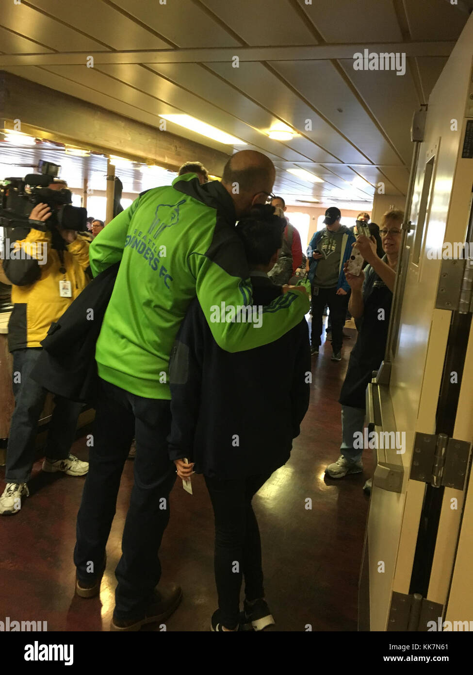 Kasey Keller, légende des sirènes, pose avec des fans à bord du ferry Wenatchee pendant la course de Bainbridge Island-Seattle de jeudi matin. Dire fromage 38118273901 o Banque D'Images