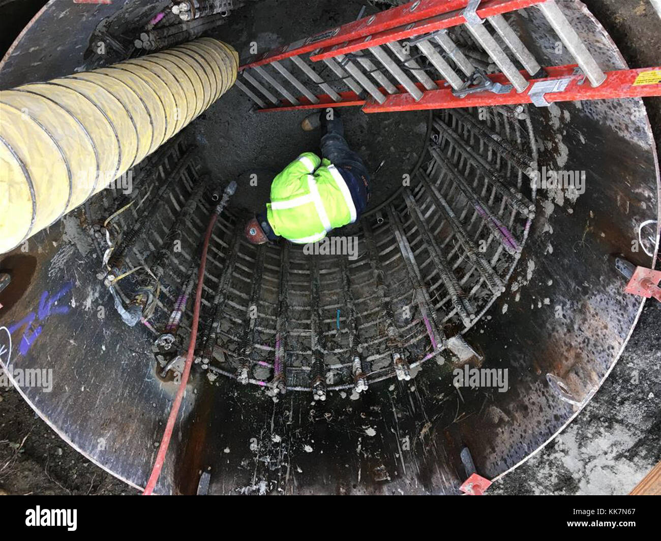 Le 3 novembre 2017, à Renton, un employé de l'équipe de construction nettoie une surface de joint de construction dans l'un des arbres dans le cadre du projet de connecteur I-405/SR 167 Interchange Direct. Nettoyage d'une surface de joint de construction 26696031589 o Banque D'Images