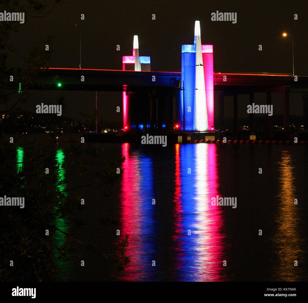 Les sentinelles du pont flottant brillent rouge, blanc et bleu pendant le week-end de la fête des anciens combattants en l'honneur de ceux qui servent notre pays dans l'armée. 1 novembre 2017 - UN salut brillant à nos anciens combattants 38296122401 o Banque D'Images