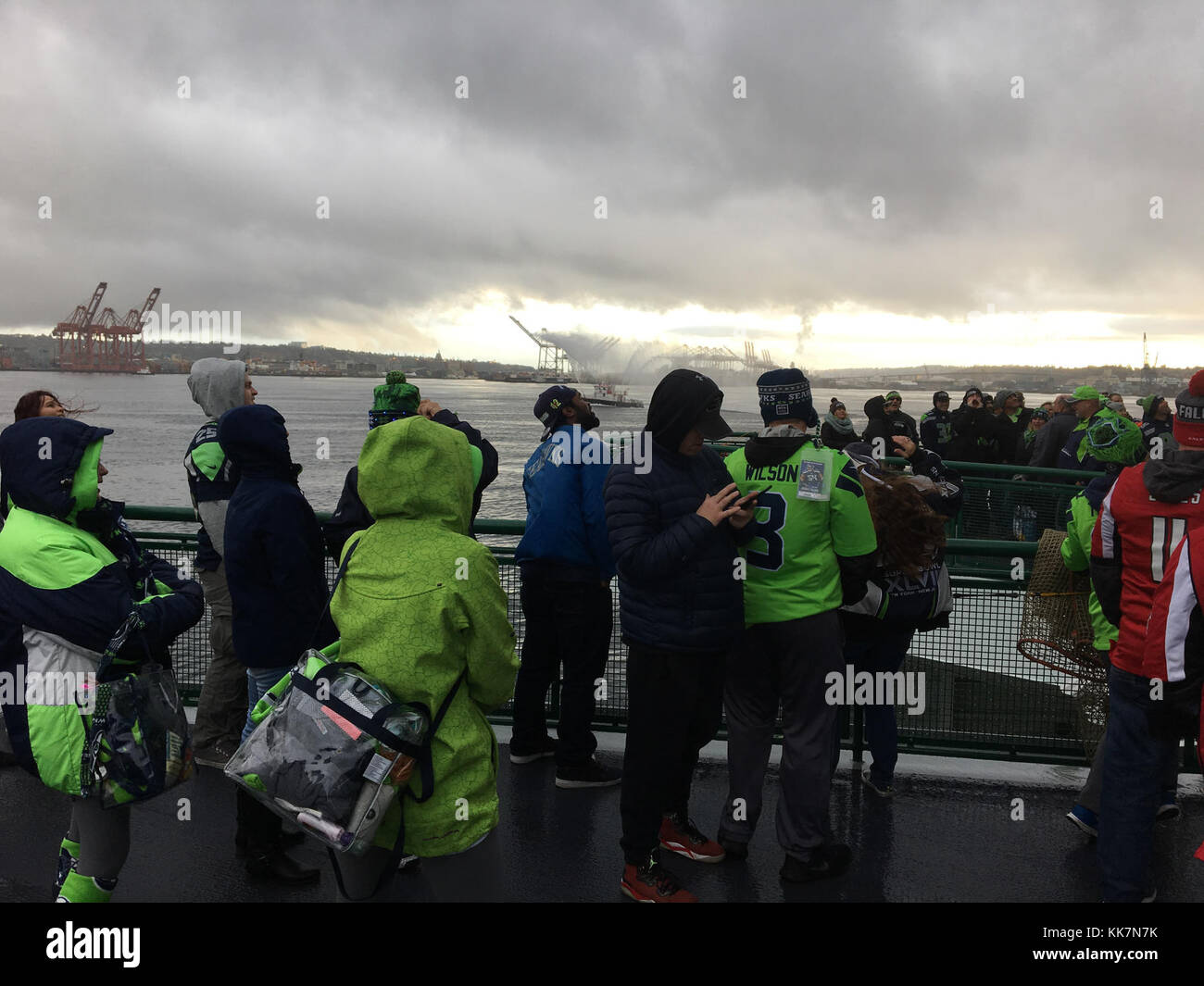 Des dizaines de 12s ont bravé le temps froid et humide sur le pont de Chimacum pour voir un exercice de Seattle Fireboat qui se déroule pendant le rallye PEP flottant. Les fans de Seahawk regardent Seattle Fireboat 37853476474 o Banque D'Images