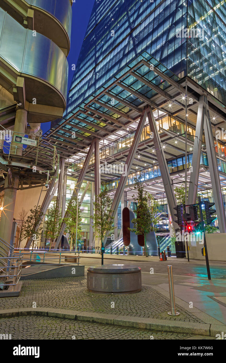 Paris, France - 18 septembre 2017 : la tour leadenhall building lloys et au crépuscule. Banque D'Images