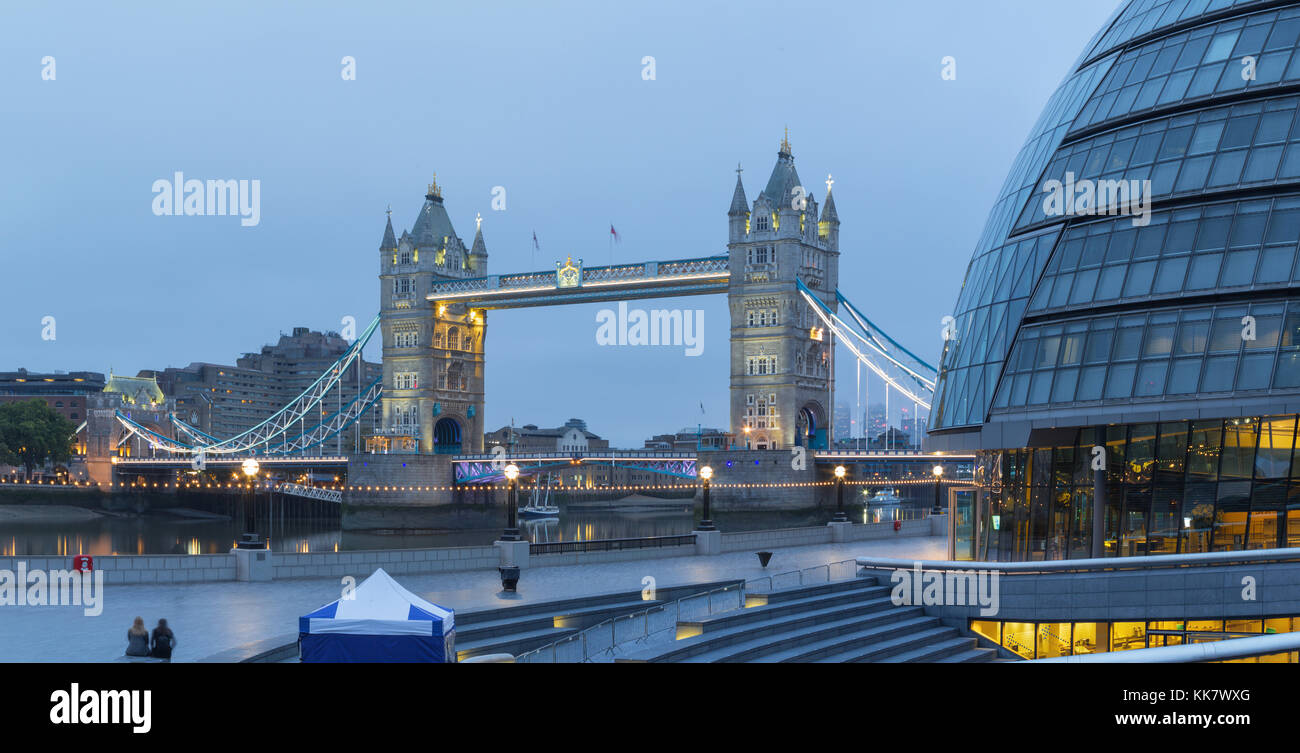 Paris, France - 19 septembre 2017 - le panorama de la tower bridge, promenade avec le moderne l'hôtel de ville au crépuscule. Banque D'Images