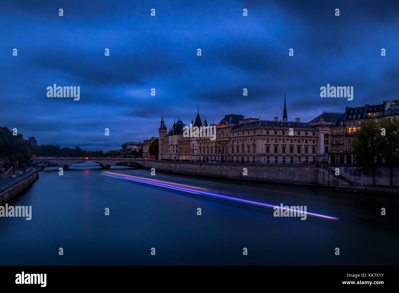 Une longue exposition de la seine et le conciergerie juste après le coucher du soleil. j'ai pris ce journal expo pour montrer un certain mouvement dans les nuages et à lisser le wat Banque D'Images