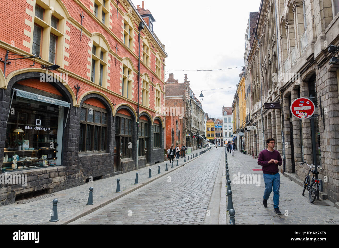 Magasins et restaurants dans la région attrayante Rue de la Monnaie à Lille, Nord de la France Banque D'Images