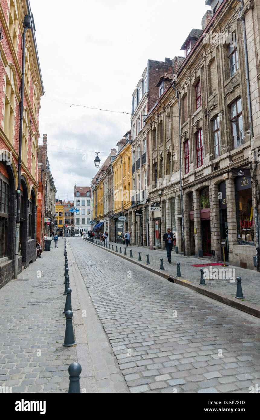 Magasins et restaurants dans la région attrayante Rue de la Monnaie à Lille, Nord de la France Banque D'Images